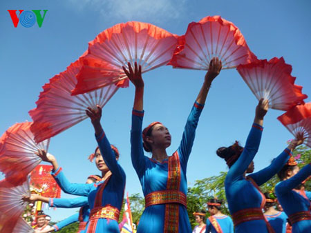 Những thiếu nữ người Chăm với điệu múa truyền thống tại lễ hội Katê.
